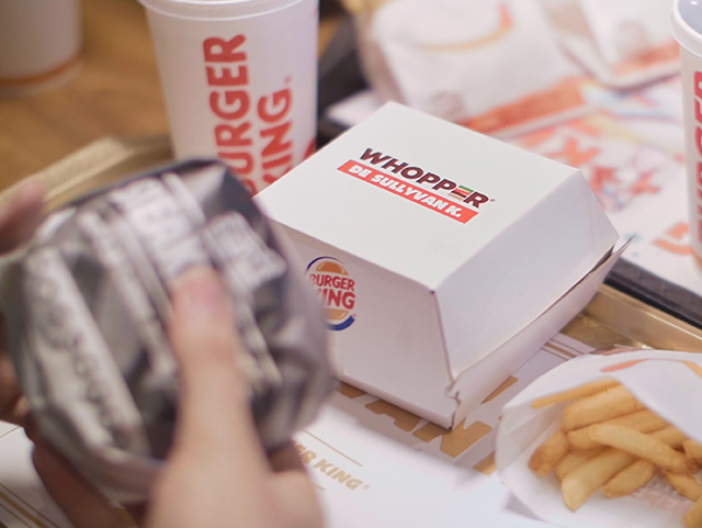 rgb_creative_ideas_campaign_giang_sinh_burger_king_burger-burger-king-wrapped-3