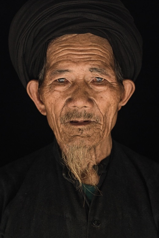 Lùng Leo Phố - cụ ông 78 tuổi người dân tộc La Chí. Công việc hàng ngày của ông là làm ra những ống nước bằng gỗ. (Ảnh: Rehahn)