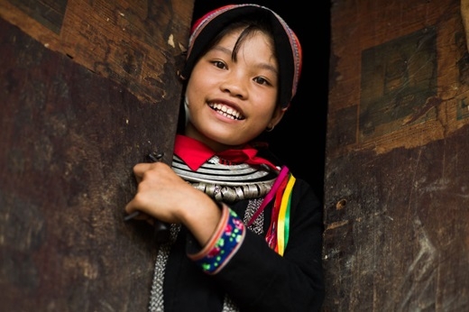 Lý Thị Vin - cô bé 13 tuổi người dân tộc Dao Mán. Rehahn tới làng của cô bé trong chuyến quay về Quản Bạ trên con đường đầy bùn đá, lầy lội dài 3km. (Ảnh: Rehahn)