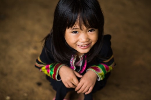 Lân Thị Lợi là bé gái người dân tộc Lô Lô Đen, sống ở một ngôi làng nhỏ gần huyện Bảo Lạc, Cao Bằng. Cô bé không biết nói tiếng Kinh vì không được đi học. (Ảnh: Rehahn)