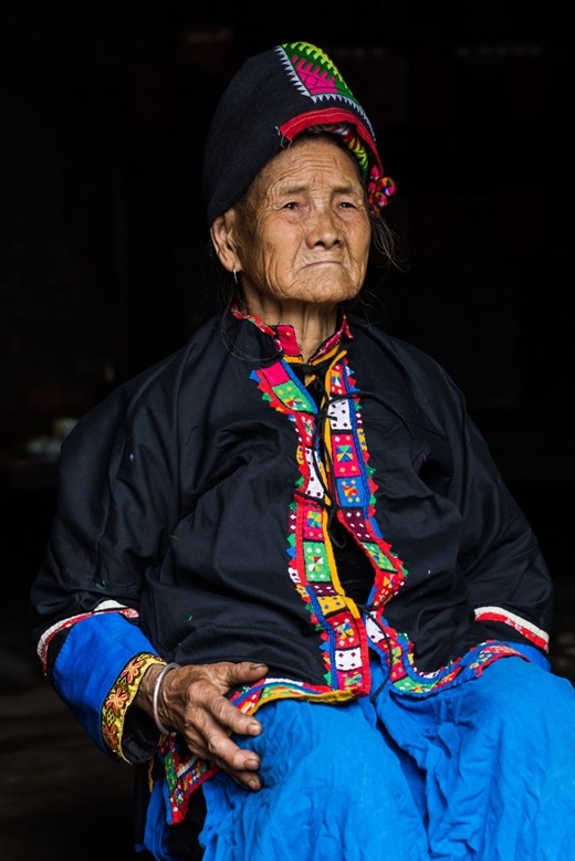 Cụ bà 83 tuổi sống ở vùng sâu vùng xa. Chỉ có khoảng 617 người dân tộc Pu Péo ở Việt Nam. (Ảnh: Rehahn)
