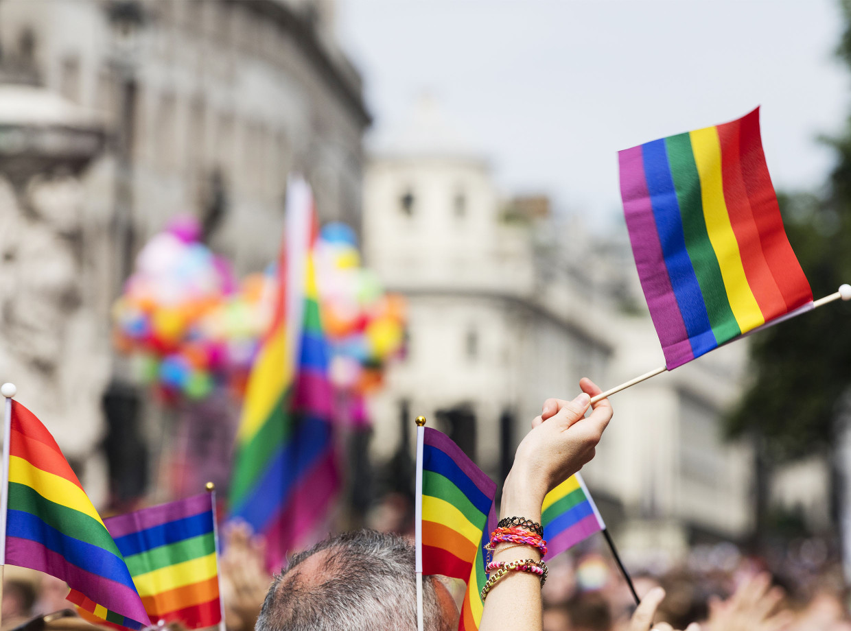 Nguồn gốc cờ cầu vồng LGBT: Cờ cầu vồng LGBT được coi là biểu tượng của cộng đồng đồng tính và sự đa dạng trong tình yêu. Tuy nhiên, không phải ai cũng biết rõ nguồn gốc và lịch sử của biểu tượng này. Năm 2024, ảnh về nguồn gốc cờ cầu vồng LGBT đã được cập nhật tại các sự kiện và triển lãm, giúp mọi người hiểu rõ hơn về lịch sử và ý nghĩa của biểu tượng này.