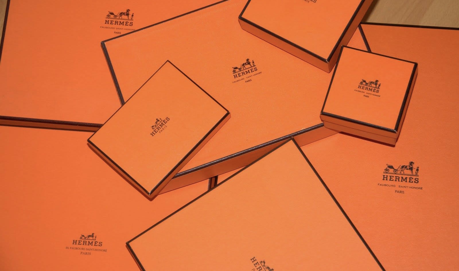 Chiếc hộp màu cam của Hermès: từ màu sắc bị “chê” đến biểu tượng mới của sự thanh lịch • RGB