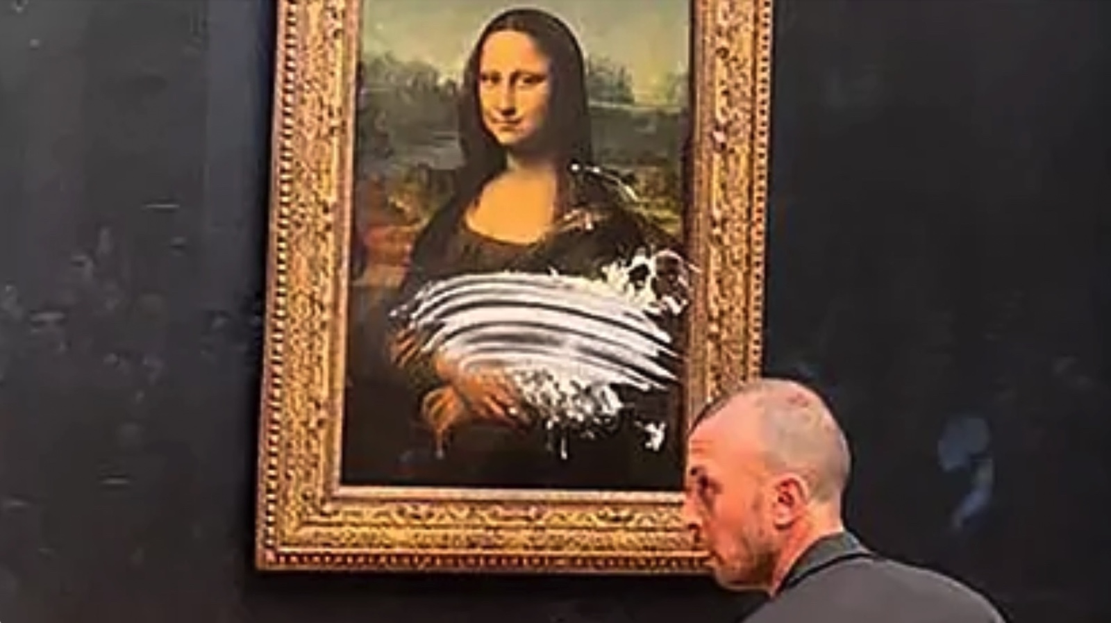 Nàng Mona Lisa vừa bị một kẻ cải trang thành cụ già cho “ăn bánh ...