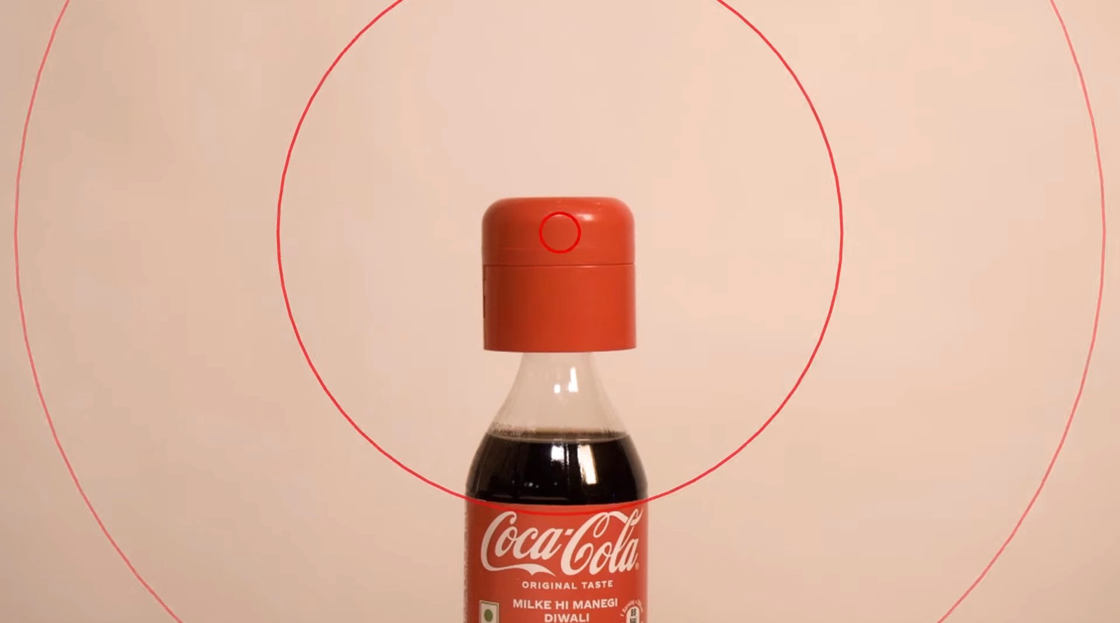 Coca-Cola tung chiến dịch độc đáo: khoá nắp chai bằng bluetooth để mang mọi  người lại gần nhau hơn • RGB