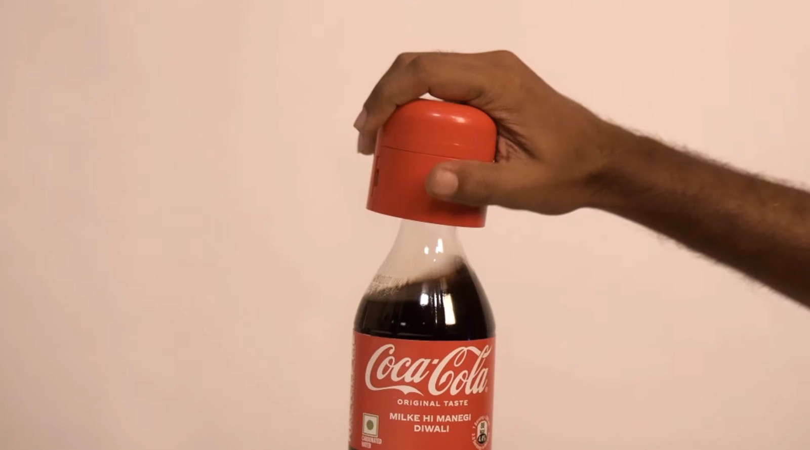 Coca-Cola tung chiến dịch độc đáo: khoá nắp chai bằng bluetooth để mang mọi  người lại gần nhau hơn • RGB