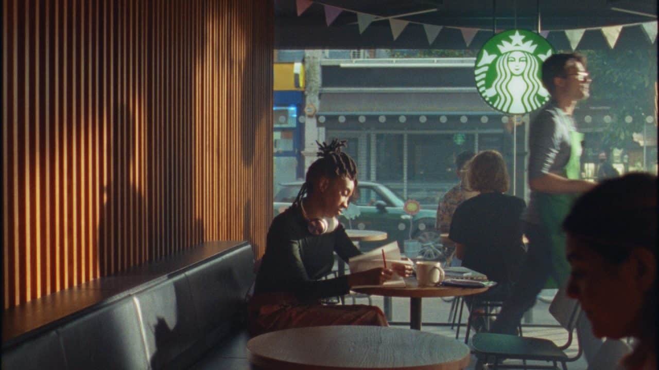 Starbucks làm quảng cáo kể chuyện truyền cảm hứng tại những góc bàn của ...